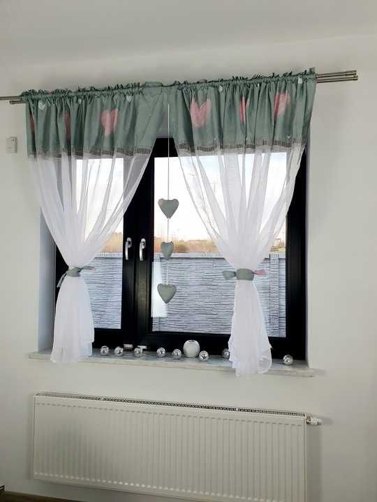 gotowa firana szara w serca z zawieszka 400x150