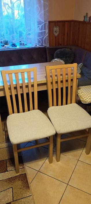 Tanio sprzedam dwa drewniane krzesła