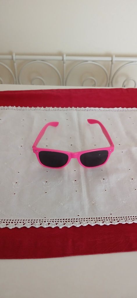 Óculos rosa, Moche, novos