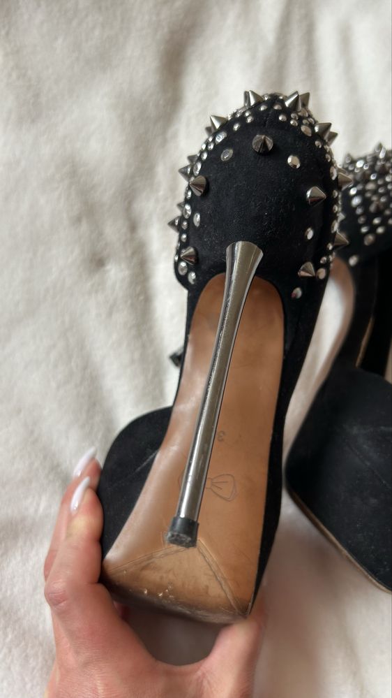 Szpilki z ćwiekami Stradivarius 38