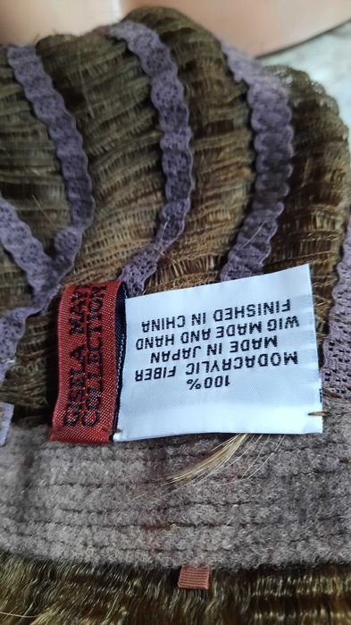 Peruka Gizela Mayer,włos kanekalon,leciutki odrost.