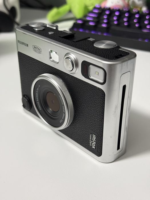 Aparat Fujifilm Instax Mini Evo (drukujący zdjecia)