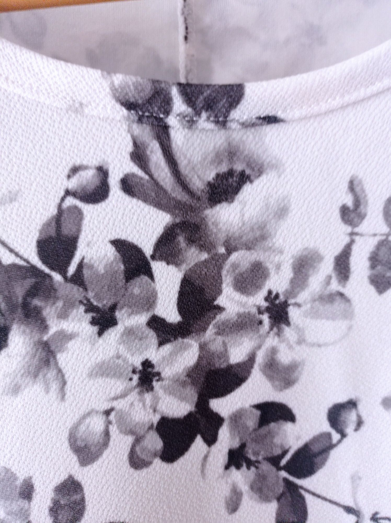 Bluza w czarne kwiaty