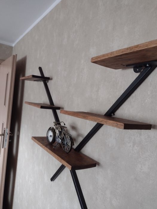 Półka ścienna metalowa w stylu loft na książki ozdobyz profila zamknię