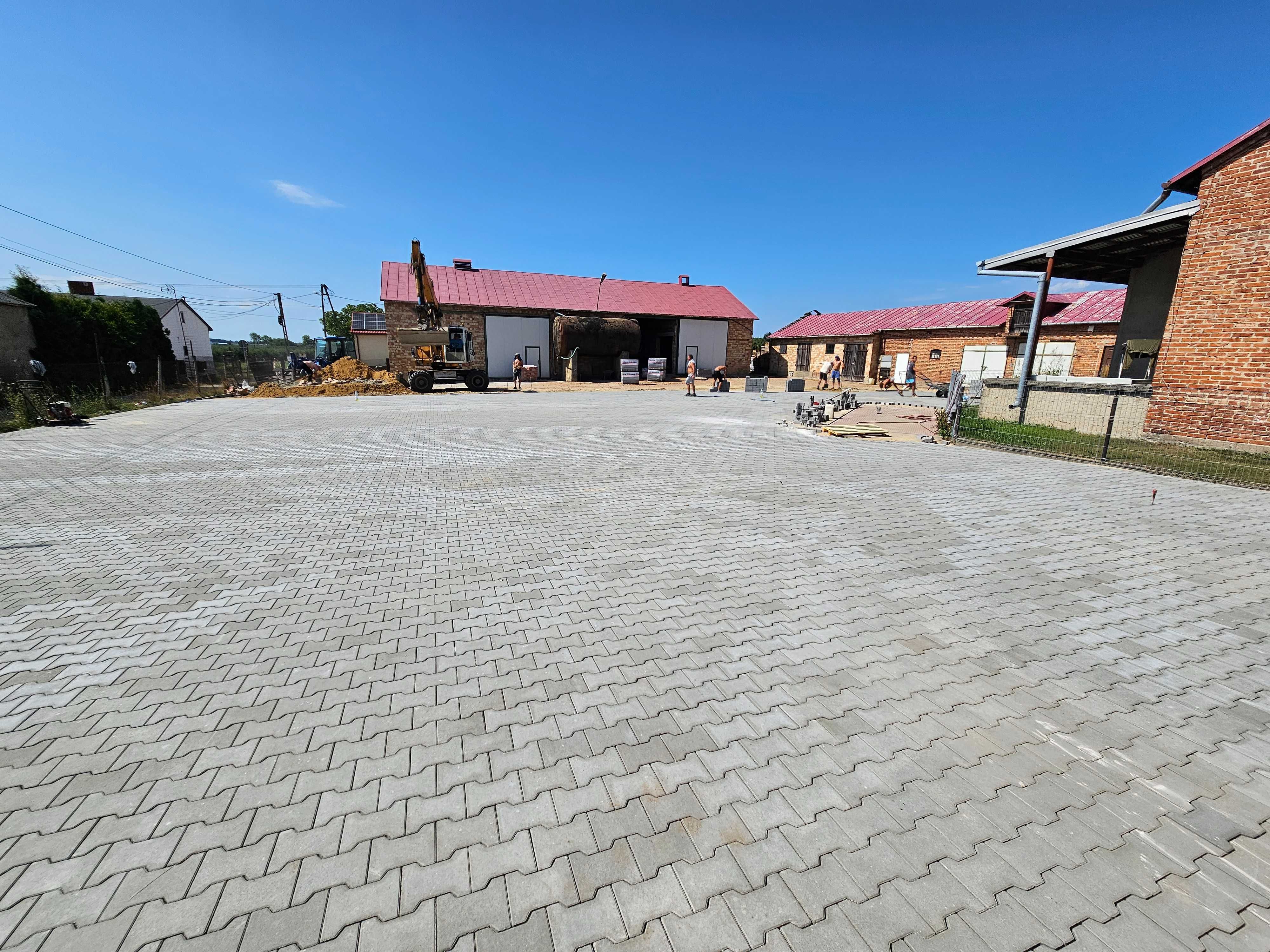 Układanie kostki przemysłowej podwórka sadownicze drogi parkingi