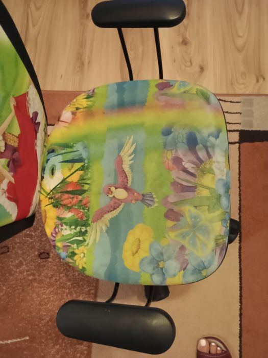 Krzesełko obrotowe dla dziewczynki.