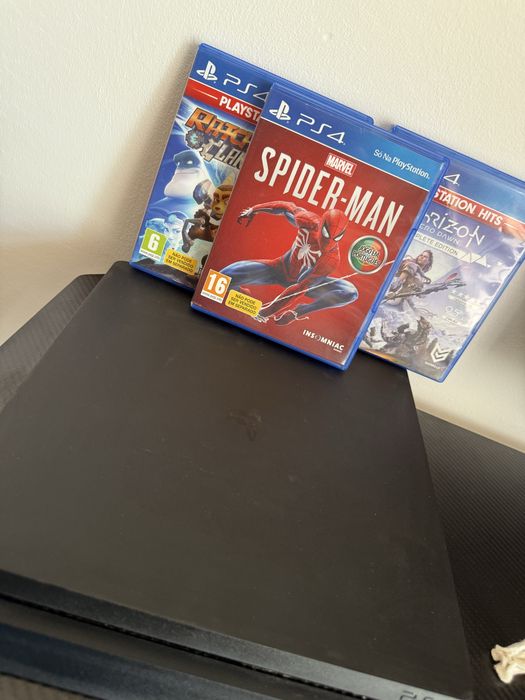 Ps4 Slim 500gb  com 5 jogos e 2 comandos