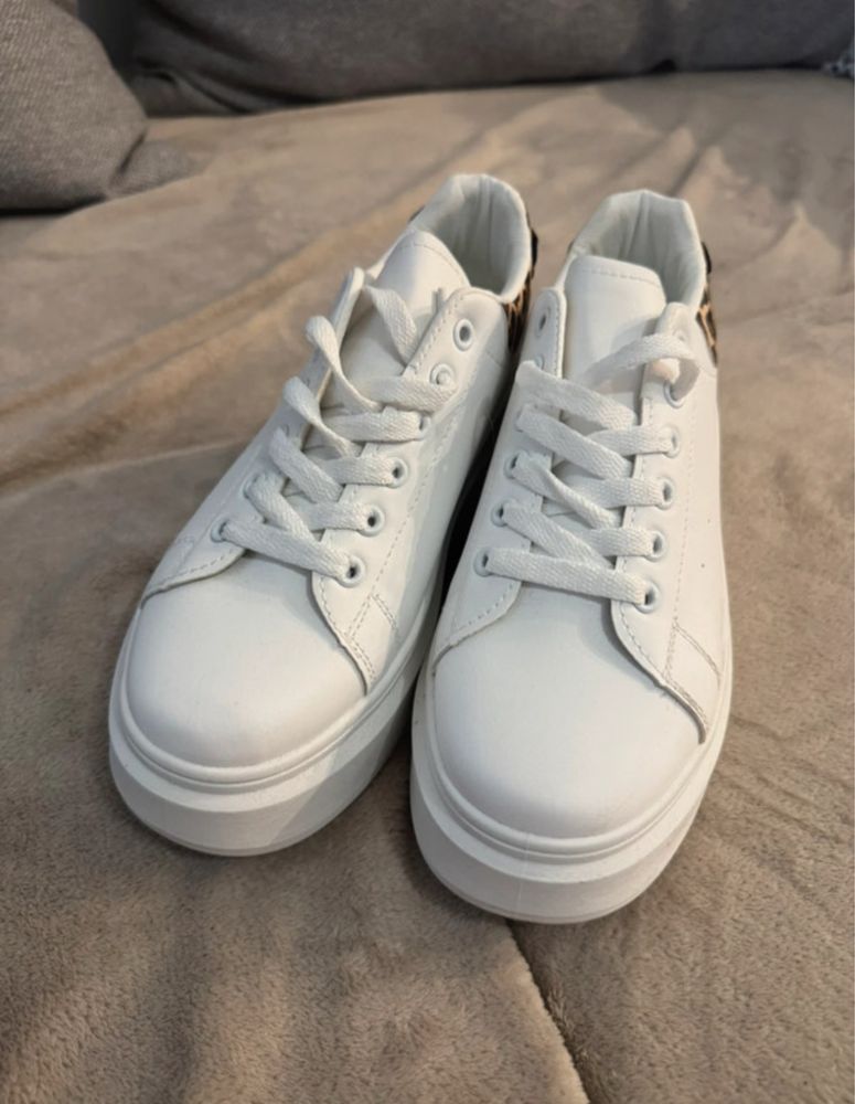 biale buty na wysokiej podeszwie butik