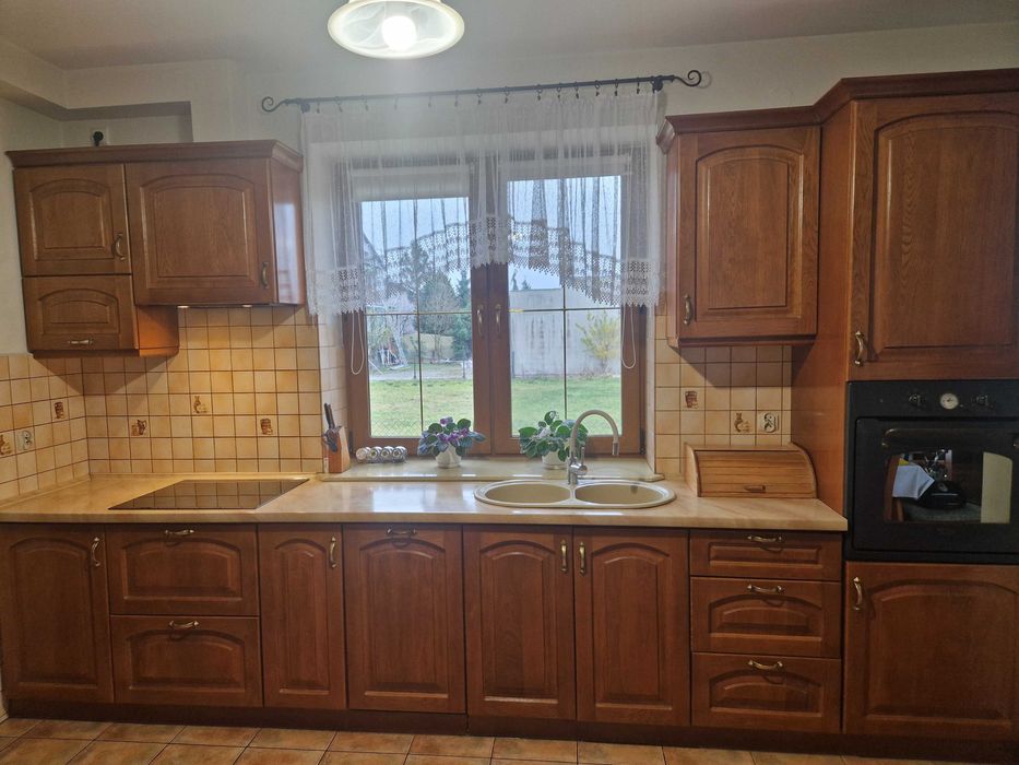 Meble kuchenne drewniane ze sprzętem AGD