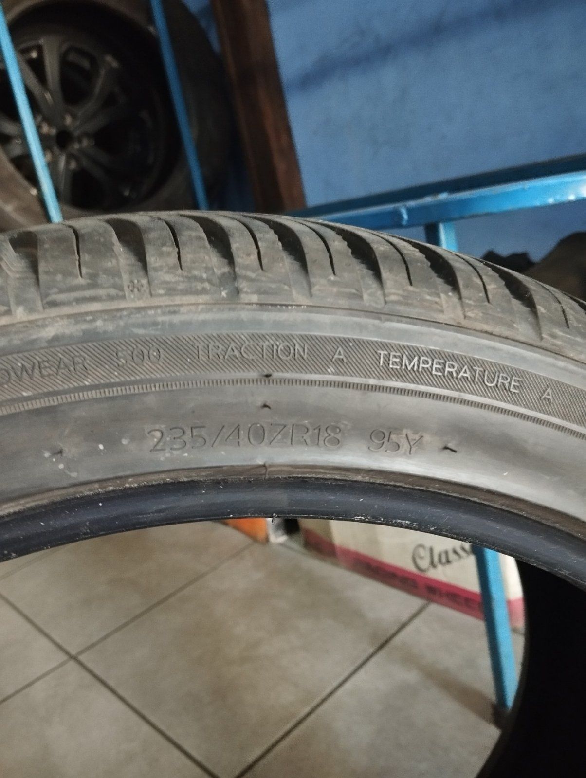 Зимова резина 235/40 R 18