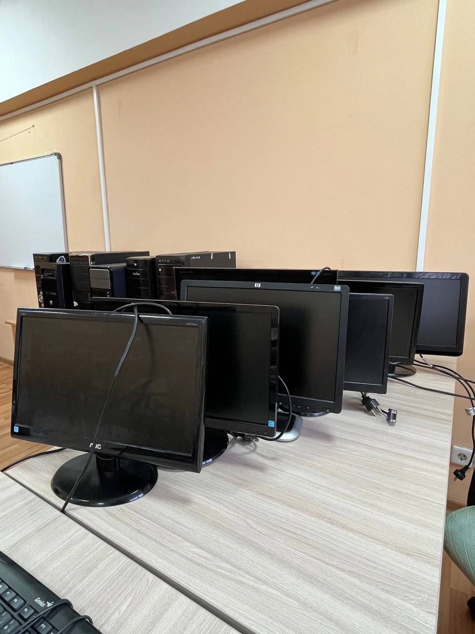 ОФІСНІ МЕБЛІ В ВІДМІННОМУ СТАНІ, Iso,стільці, крісла,столи