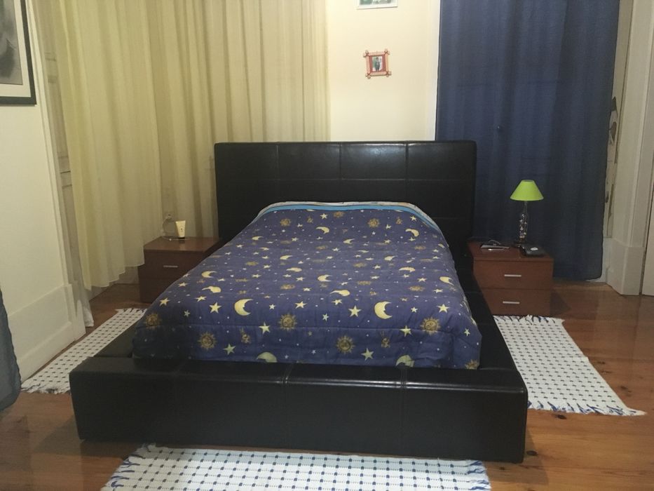 Cama em pele, com estrado