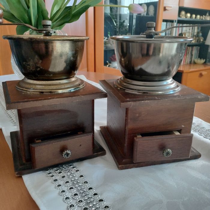 Dwa drewniane młynki do kawy