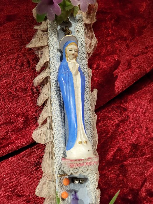 Porcelanowa Maryja kapliczka