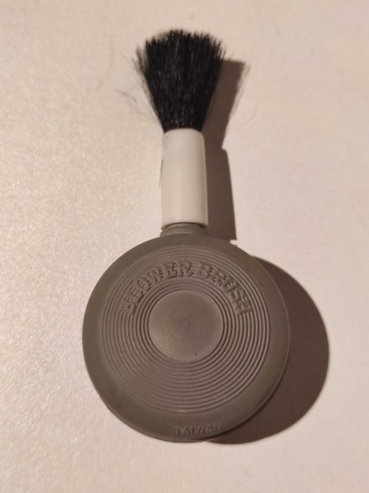 Груша для очищення оптики, об'єктивів, матриць + пензлик.