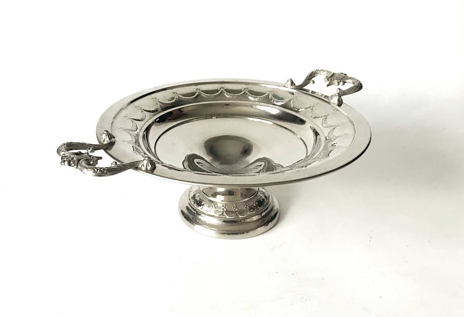Patera metalowa srebrna na nodze Girlandy Elegancka
