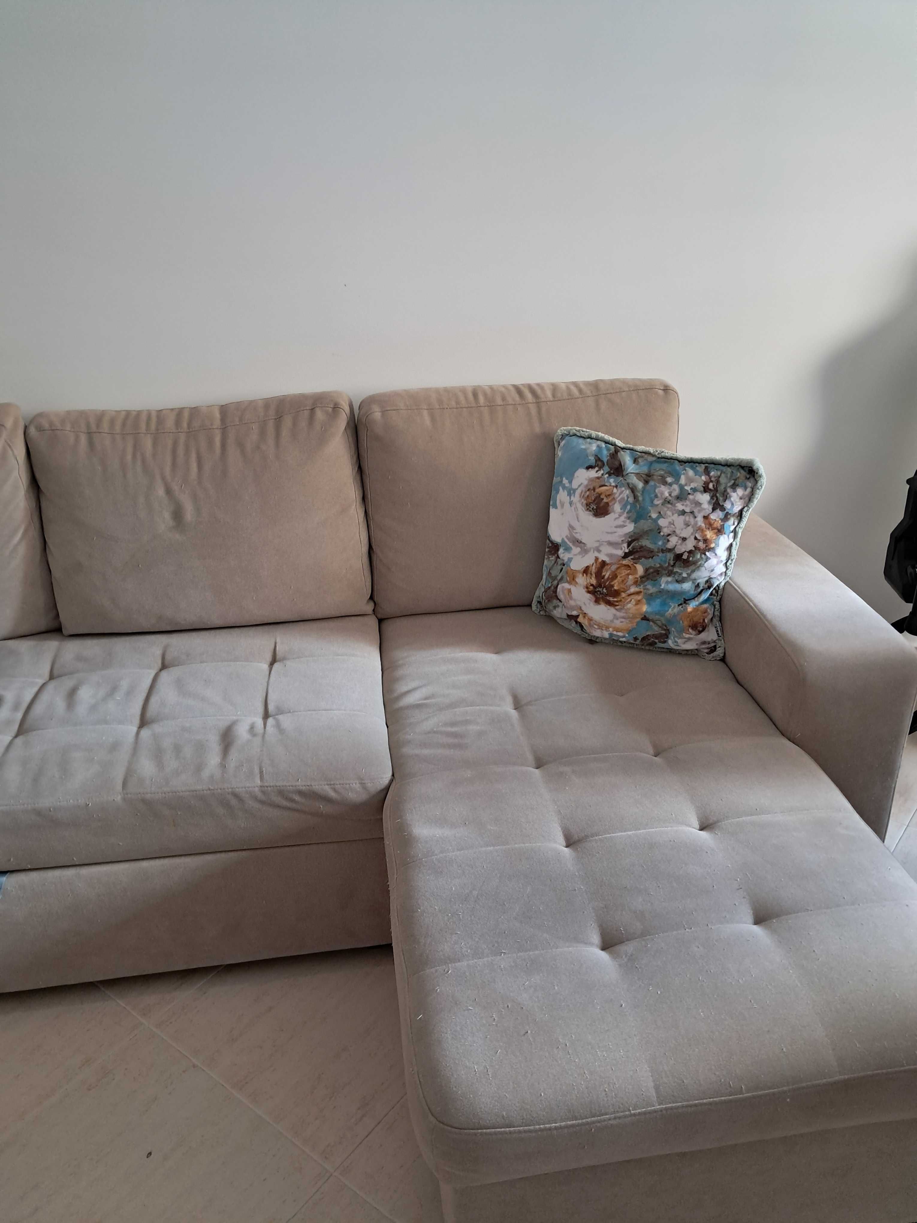 Sofá creme com Chaise Long