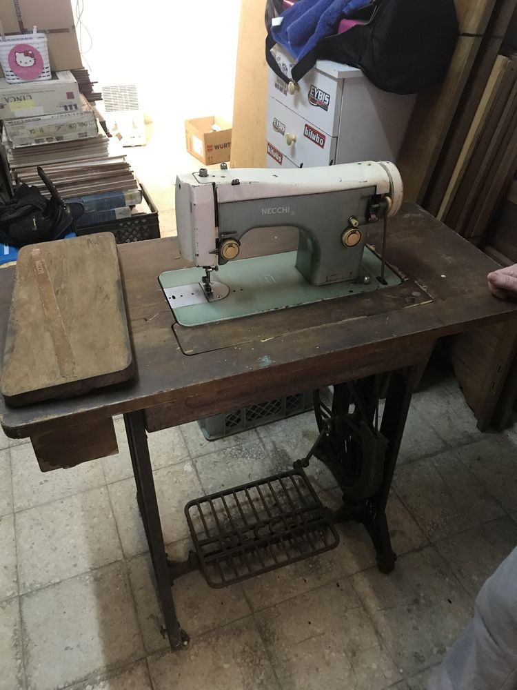Maquina costura antiga Necchi