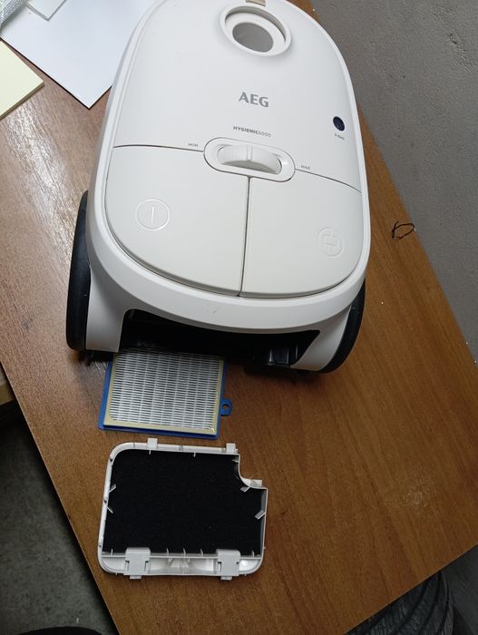 Пылесос мешковый AEG пилосос