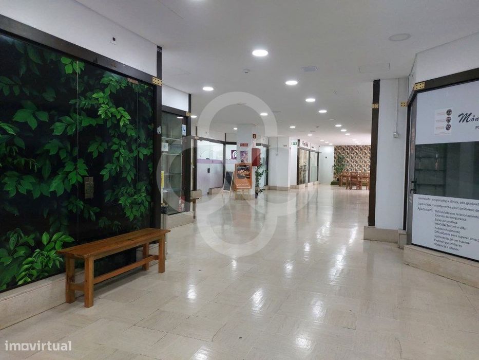 Loja múltiplos negócios situado no Centro Comercial das Pedralvas B...