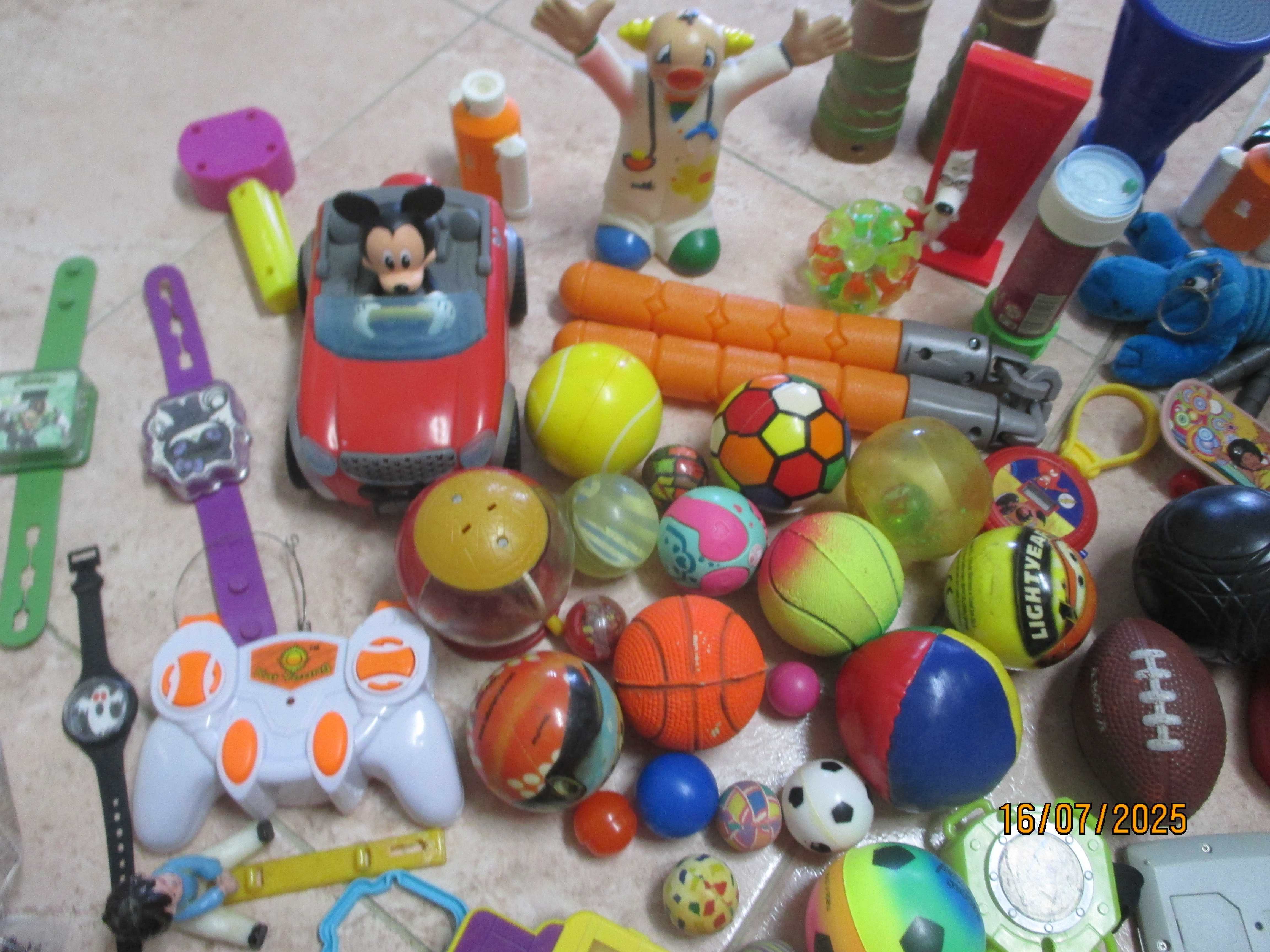 Mais de 100 peças, bonecos, jogos, pequenas bolas e mais