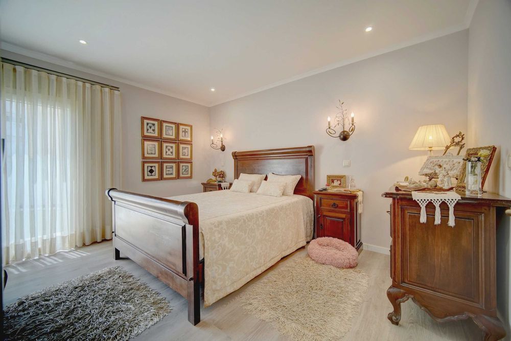 Moradia térrea T3, com jardim interior no centro de Pero Pinheiro