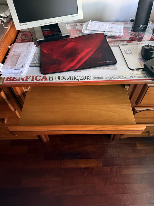 Secretária em Pinho