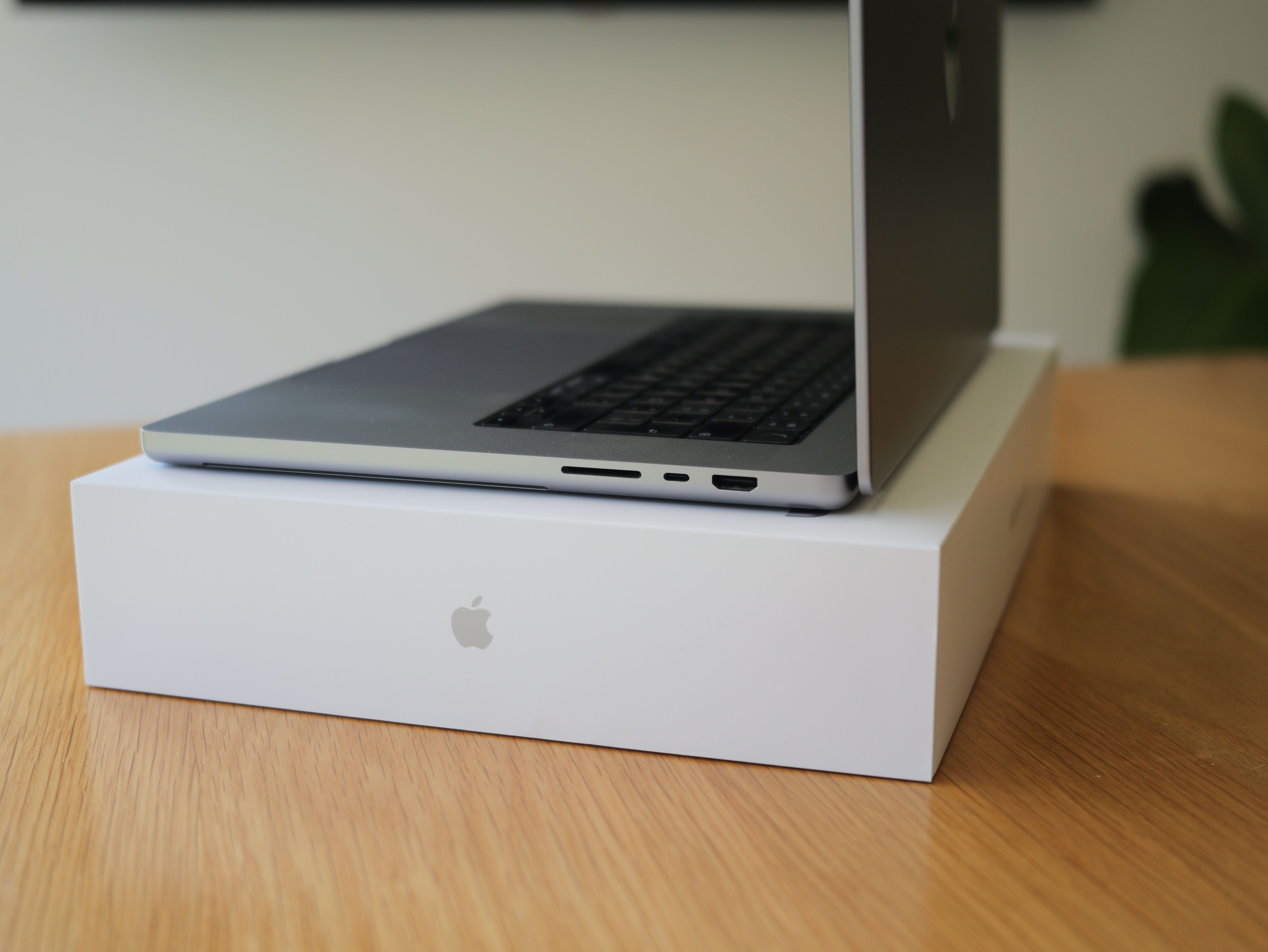 MacBook Pro 16" (M1 Pro - 1TB) | COMO NOVO
