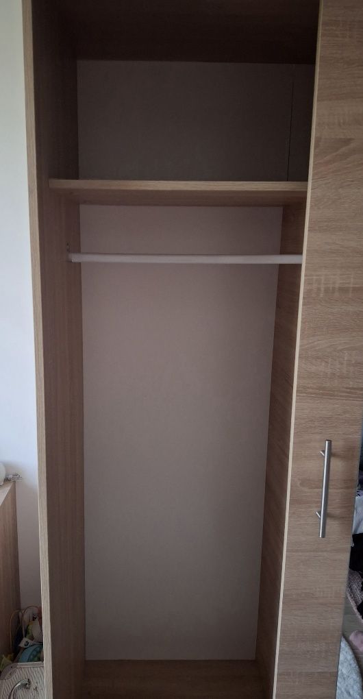 Szafa przesuwna z lustrem