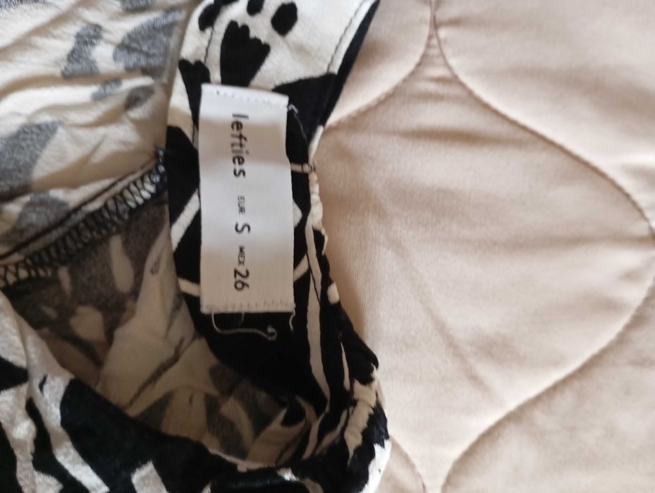 Roupa feminina em saldos