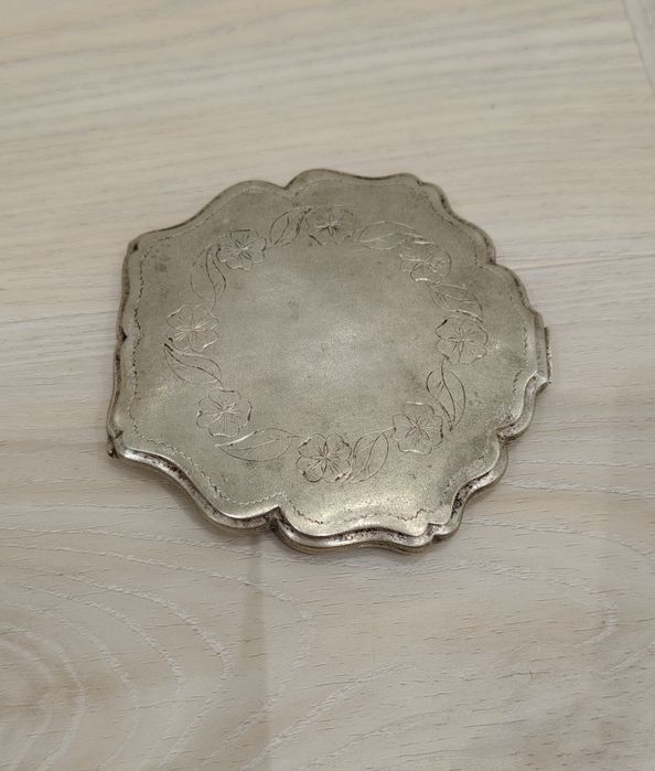 Warszawska pudernica z lat 50 w stylu secesyjnym