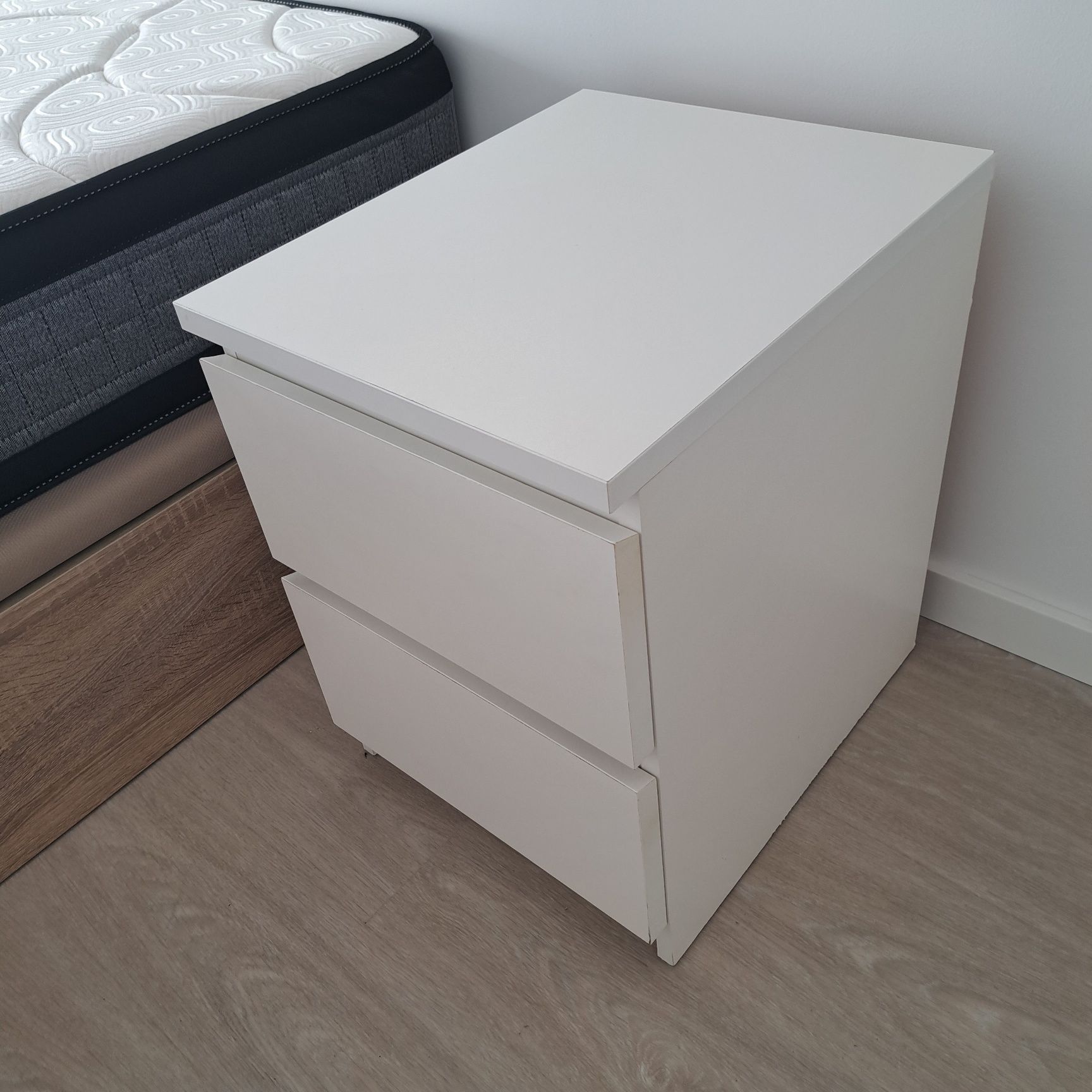 Camas casal sommier pikolin com mesas de cabeceira