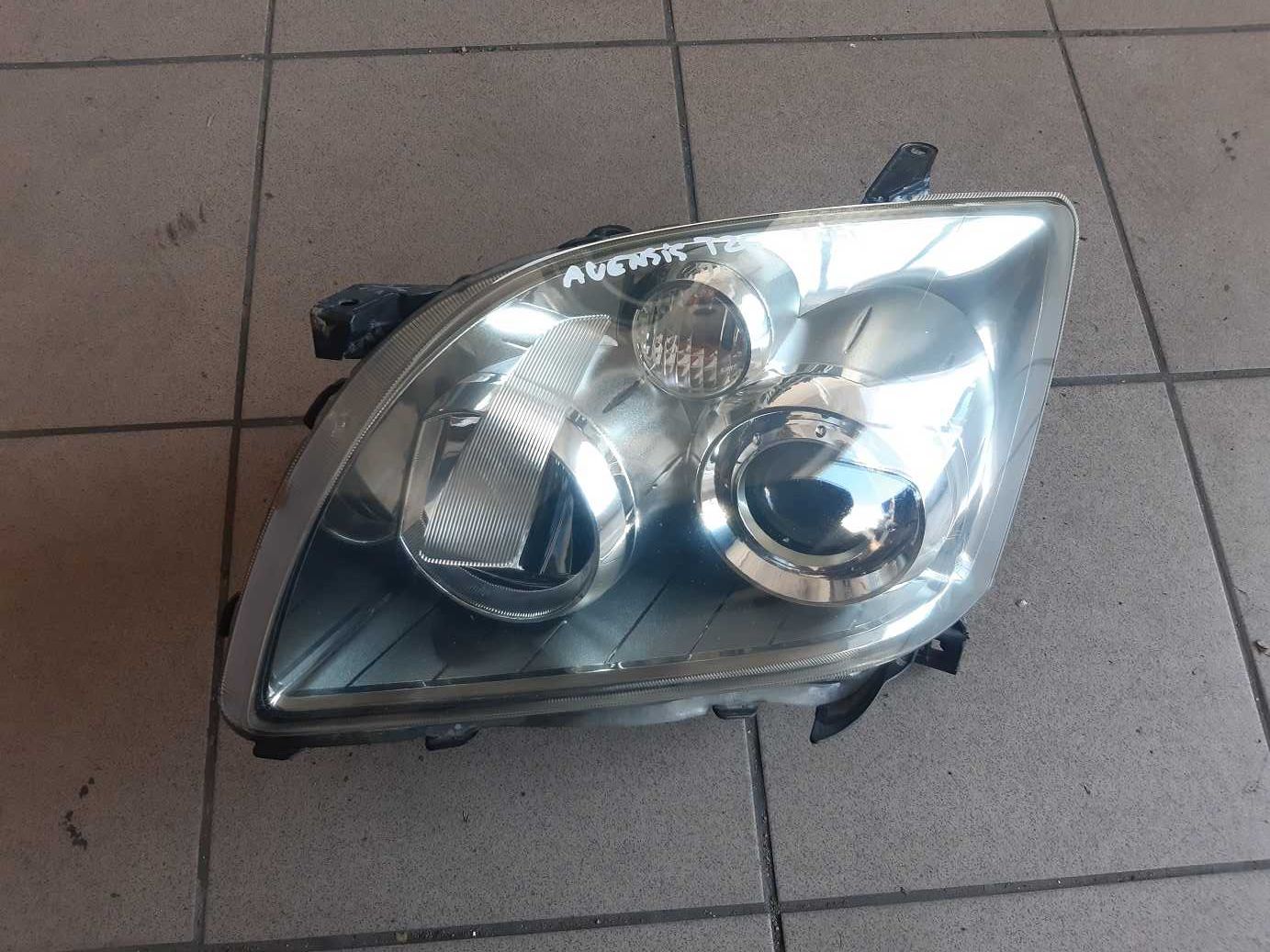 Avensis T25 lift - lampa lewy przód