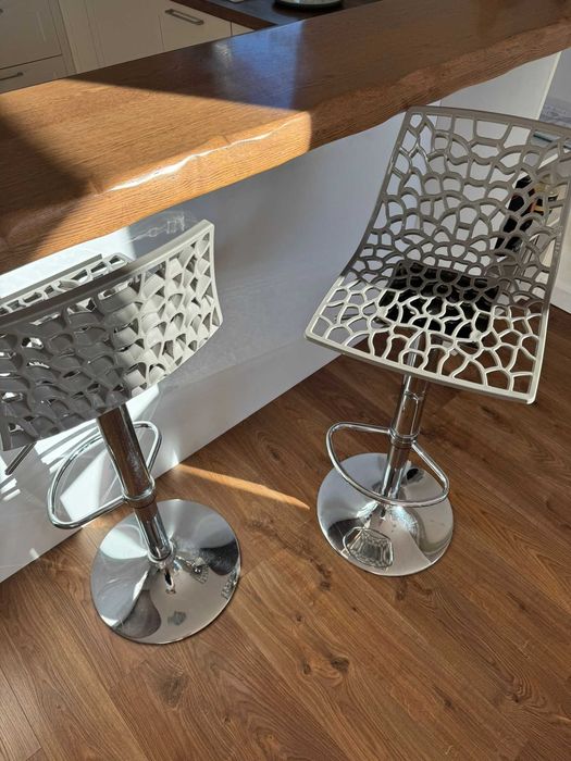 Krzesła barowe hokery beżowo szare Westwing Gaudi Beige Komplet 2 szt