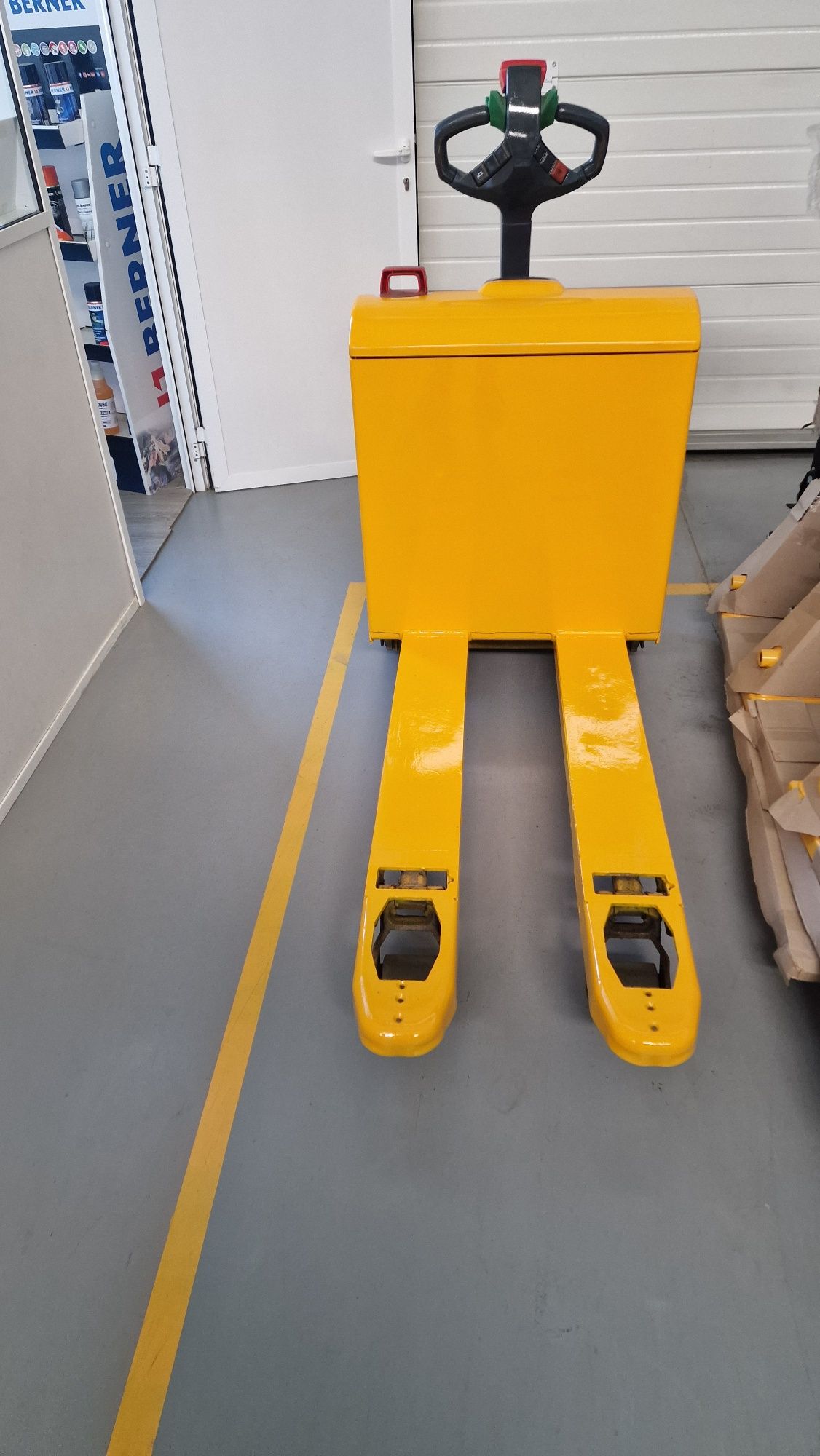 Porta paletes eléctrico Jungheinrich EJE116
