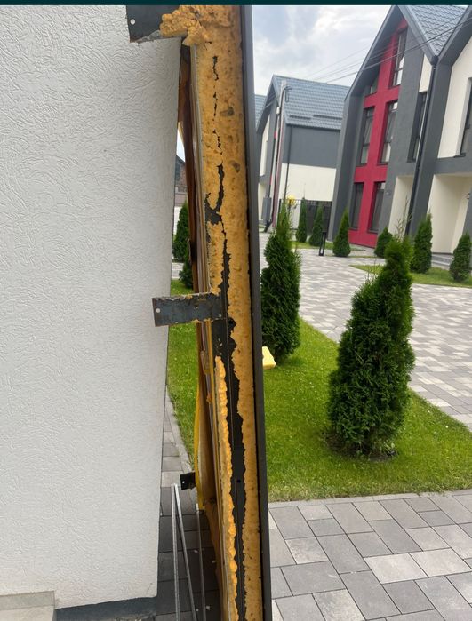 Вхідні двері металеві