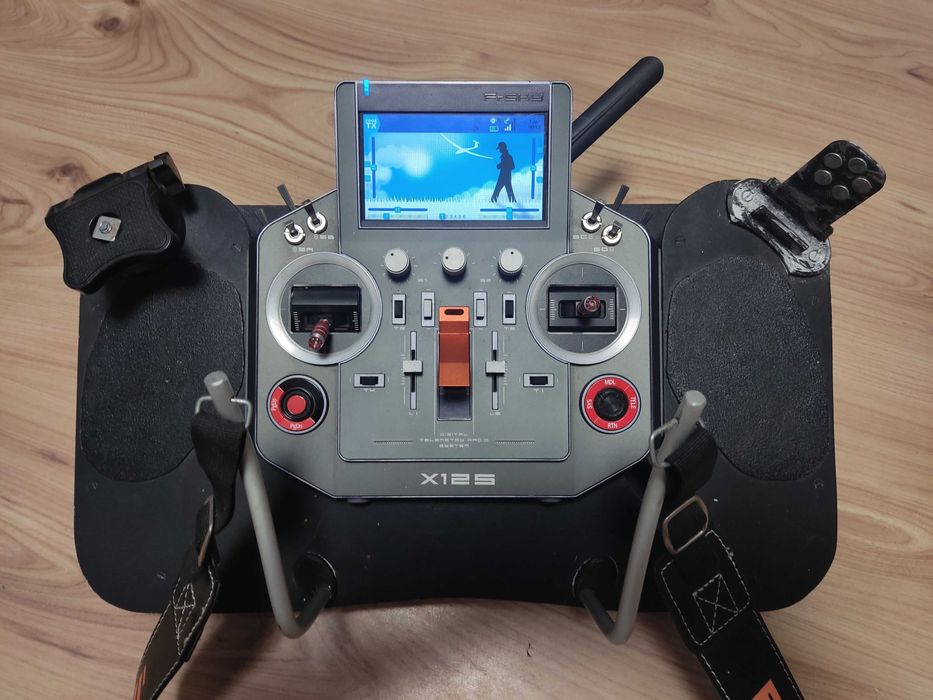 frsky Horus x12s plus 5 odbiorników i sensor GPS.