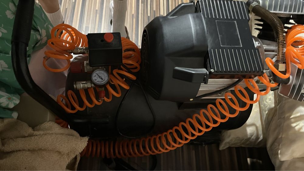 Повітряний поршневий компресор Falcon 50-2 > 3000вт, 420л/хв, ресив50л