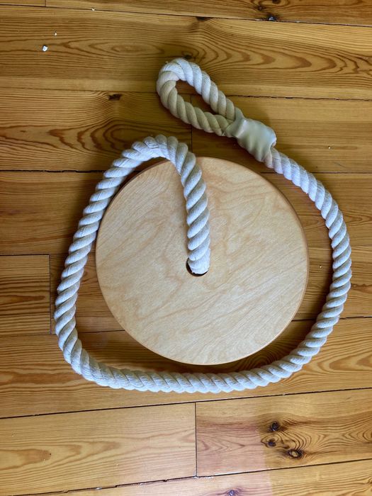 lina do wspinania z drewnianą huśtawką