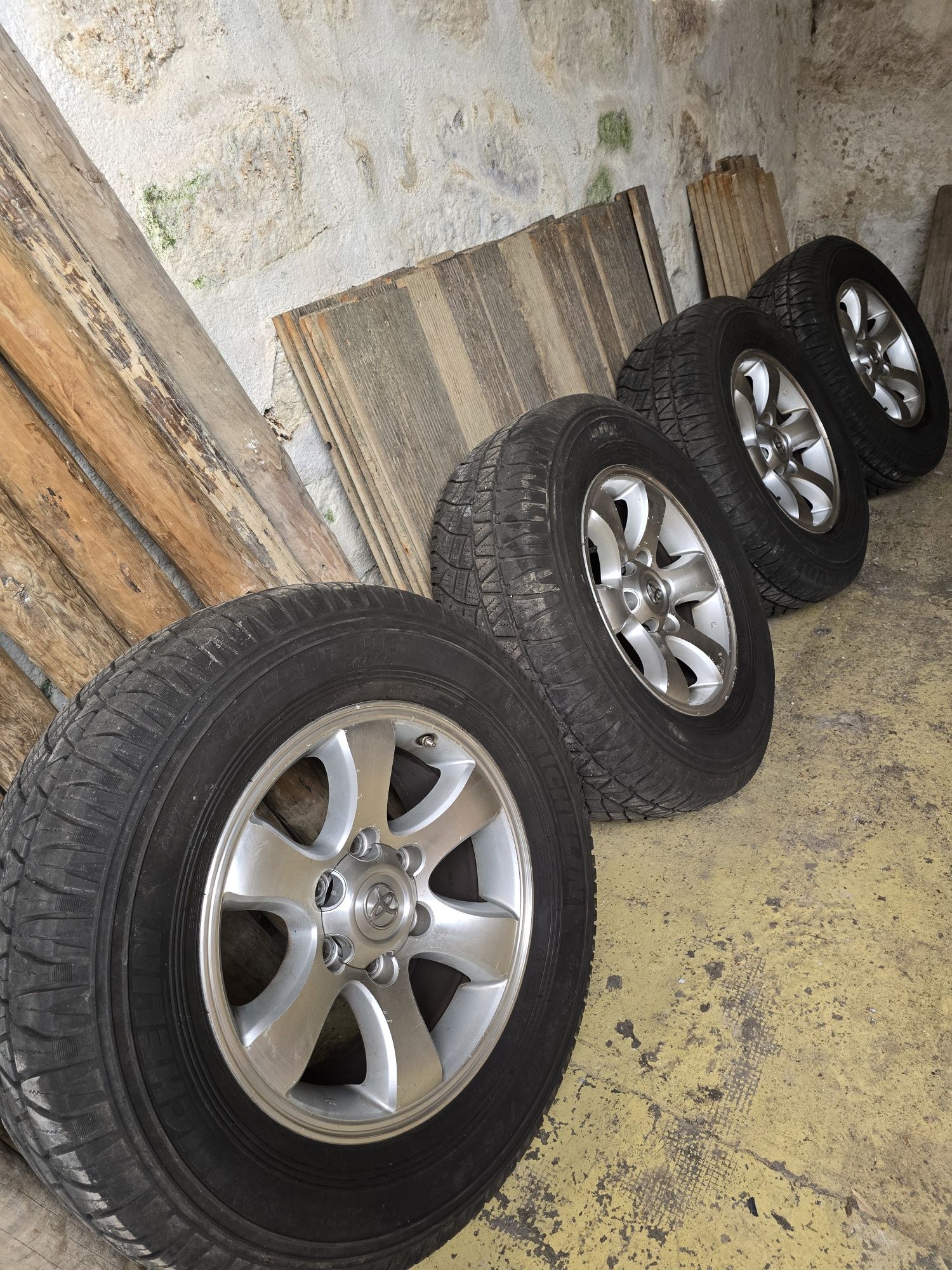 Jantes jipe Toyota 17'' + pneus Michelin