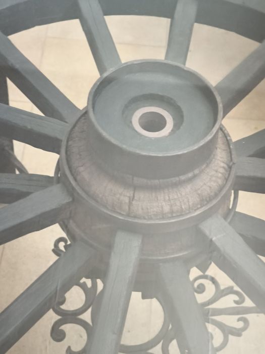 Mesa Antiga de madera roda de carro e 4 cadeiras