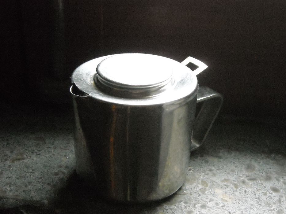 Pequena cafeteira bule leiteira em inox
