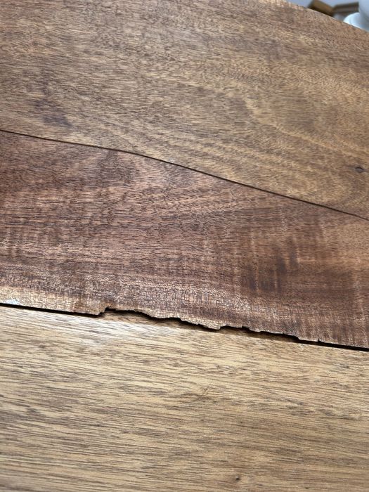 Conjunto de 4 cadeiras em madeira maciça e ofereço a mesa