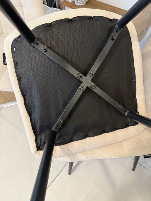 4 krzesla jasny beż wygodne regulowane nozki nowe