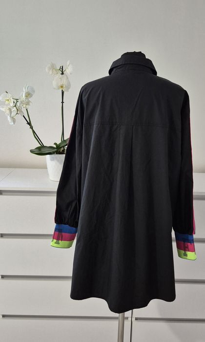 Czarna sukienka koszulowa z kolorowymi napisami L XL