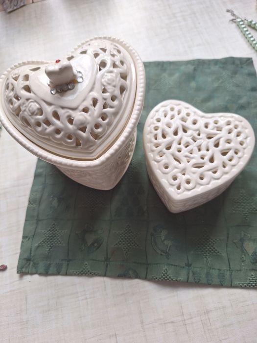 Продам дві  скриньки  для прикрас порце лянові