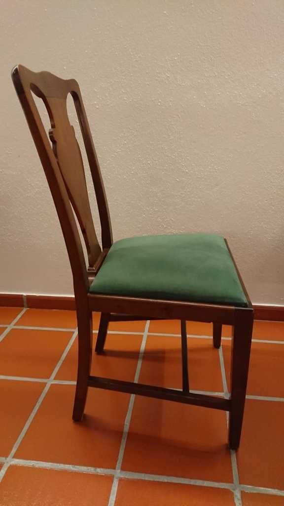 Cadeiras de madeira estofadas (restaurante / café)