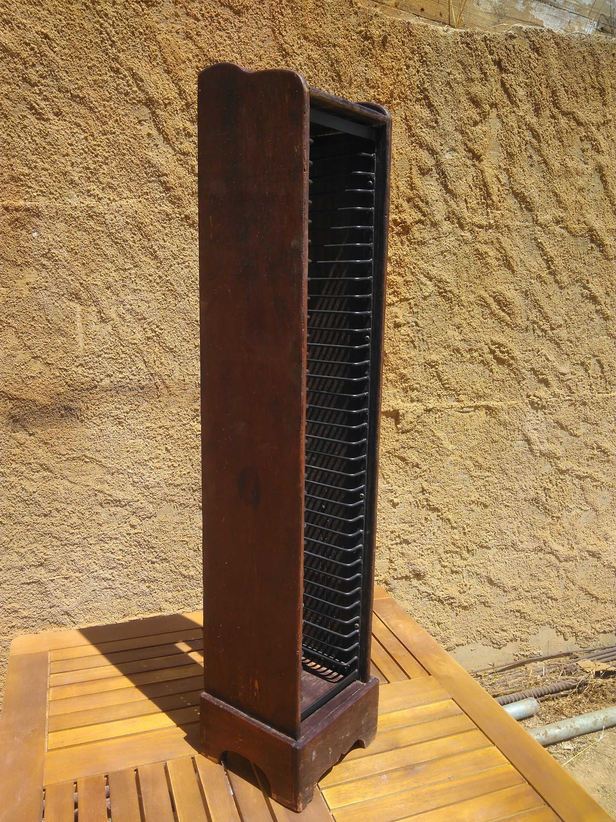 Móvel porta CDs em madeira