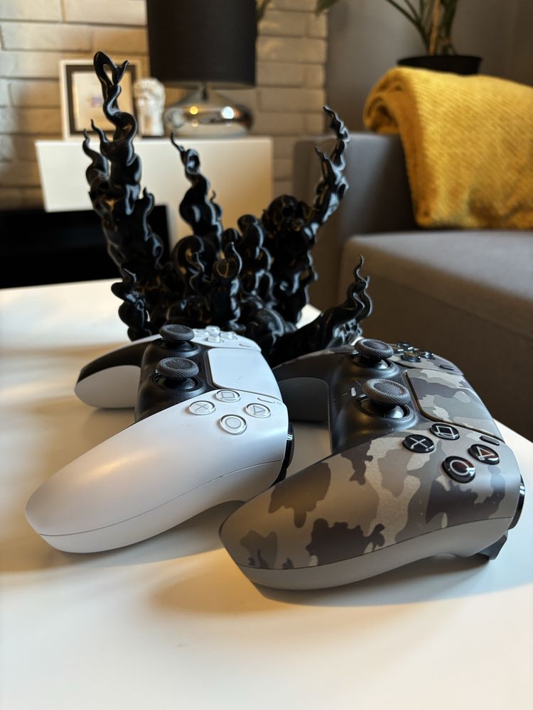 PS5 Playstation 5 dwa pady/kontrolery + podstawka / stand, stan igła