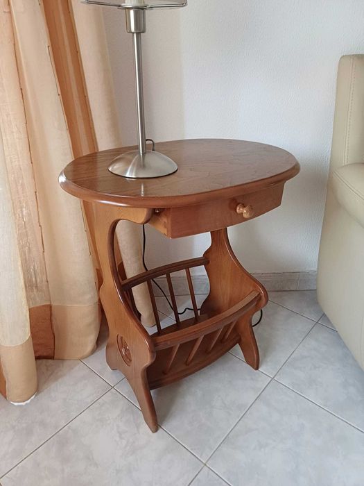Mesa de apoio vintage em madeira maciça com porta-revistas